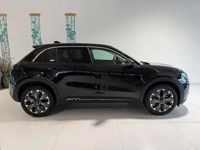 Neu Fiat 600 La Prima 145 PS (106 kW) 2026 Schwarz SUV