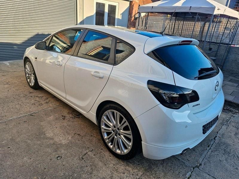 Weiß Gebraucht 2012 Opel Astra Color Edition Limousine | 4.800 € - Bild 1/4