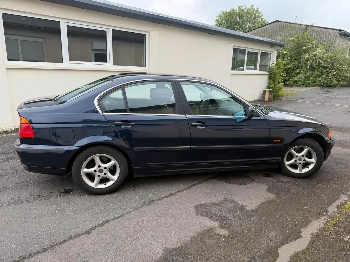 Używany BMW 320 150 KM (110 kW) 1999 Niebieski Sedan/Limuzyna