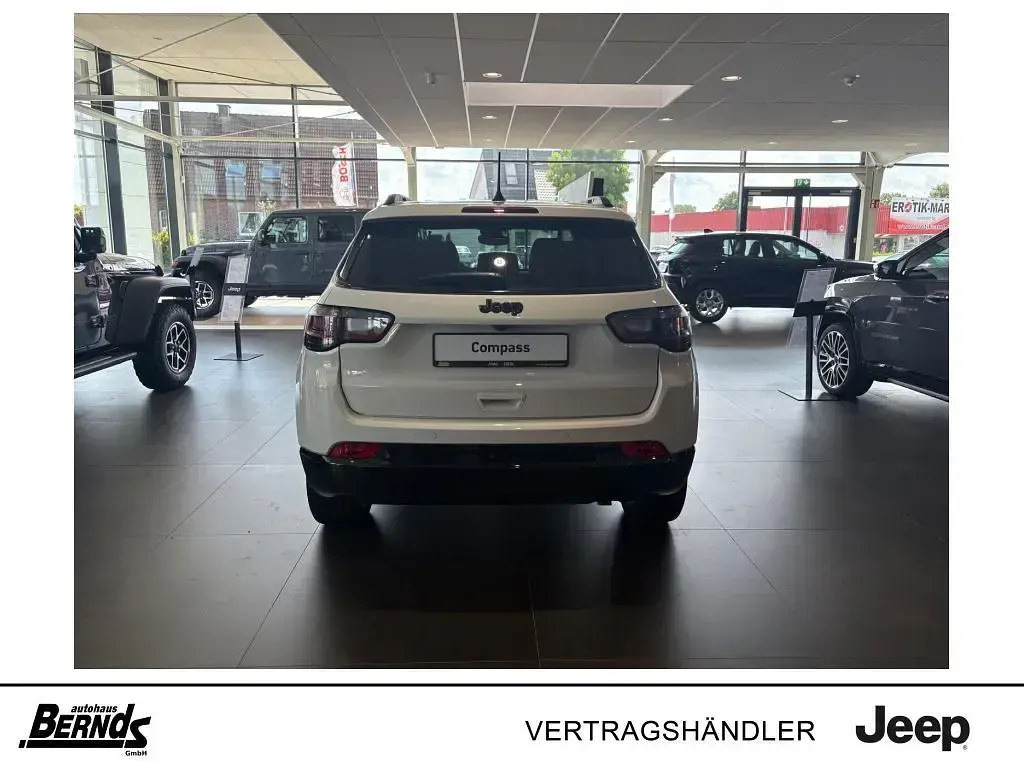 Gebraucht Jeep Compass Summit 129 PS (94 kW) 2025 Alpine white (metallic) SUV