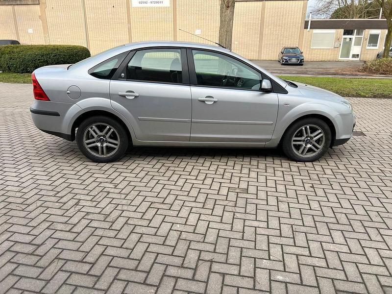 Gebraucht Ford Focus Ghia 101 PS (74 kW) 2005 Silber Limousine