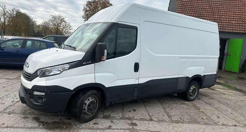 Second-hand Iveco Daily 136 CP (100 kW) 2017 Alb Monovolum