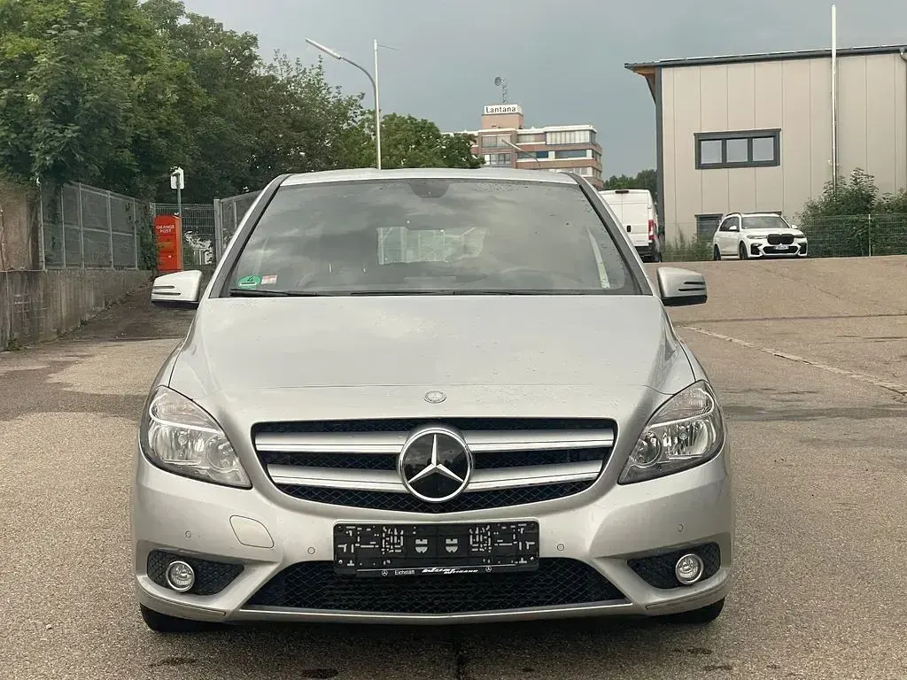 Gebraucht Mercedes B180 122 PS (89 kW) 2012 Silber Kleinwagen