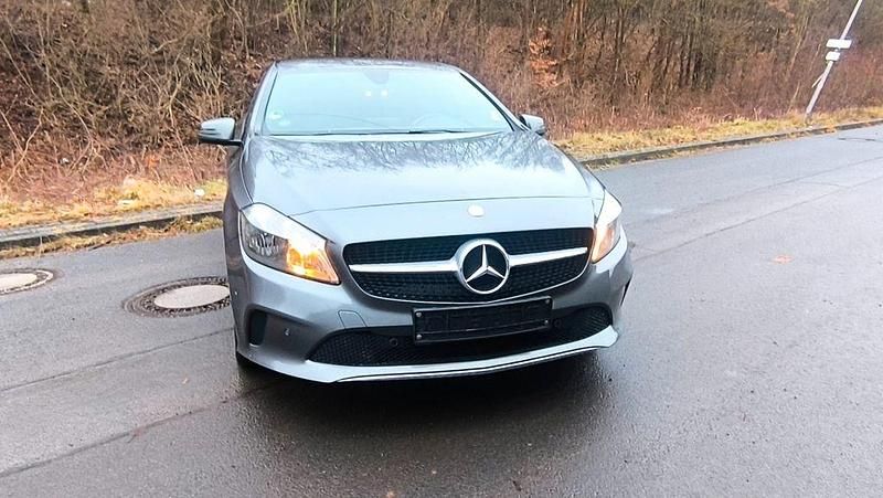 Grau Gebraucht 2017 Mercedes A200 Urban Limousine | 15.999 € (Fairer Preis) - Bild 1/4