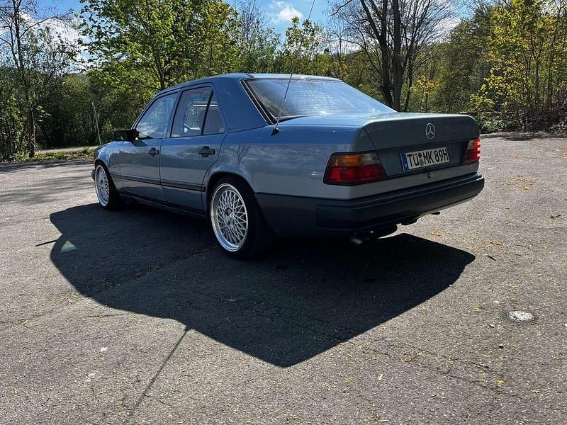 Gebraucht Mercedes E260 160 PS (117 kW) 1989 Blau Limousine
