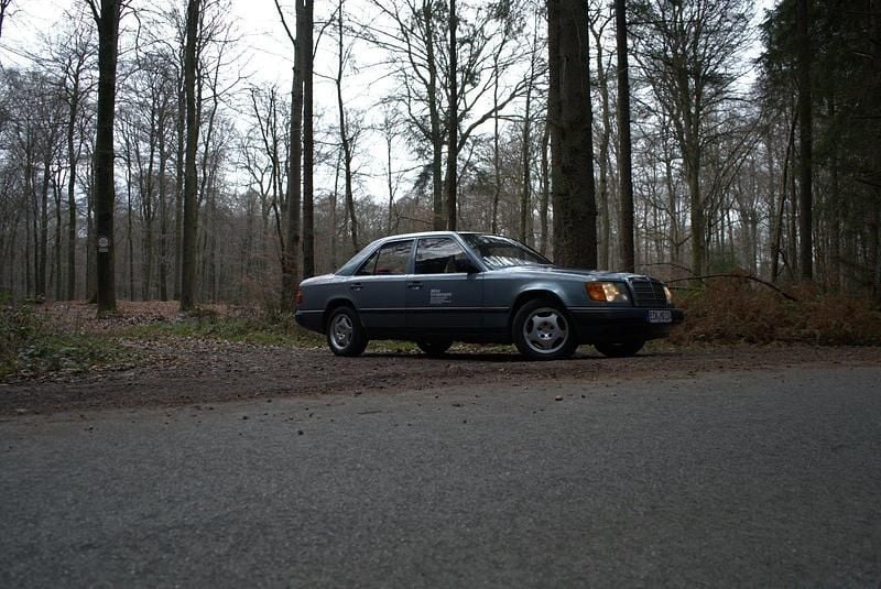 Gebraucht Mercedes E230 132 PS (97 kW) 1989 Blau Limousine