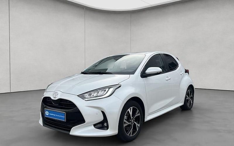 Weiß Gebraucht 2024 Toyota Yaris Team Limousine | 22.990 € - Bild 1/4