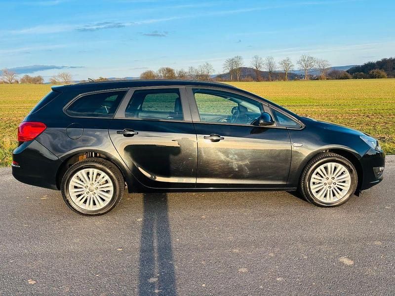 Gebraucht Opel Astra Edition 131 PS (96 kW) 2012 Schwarz Kombi