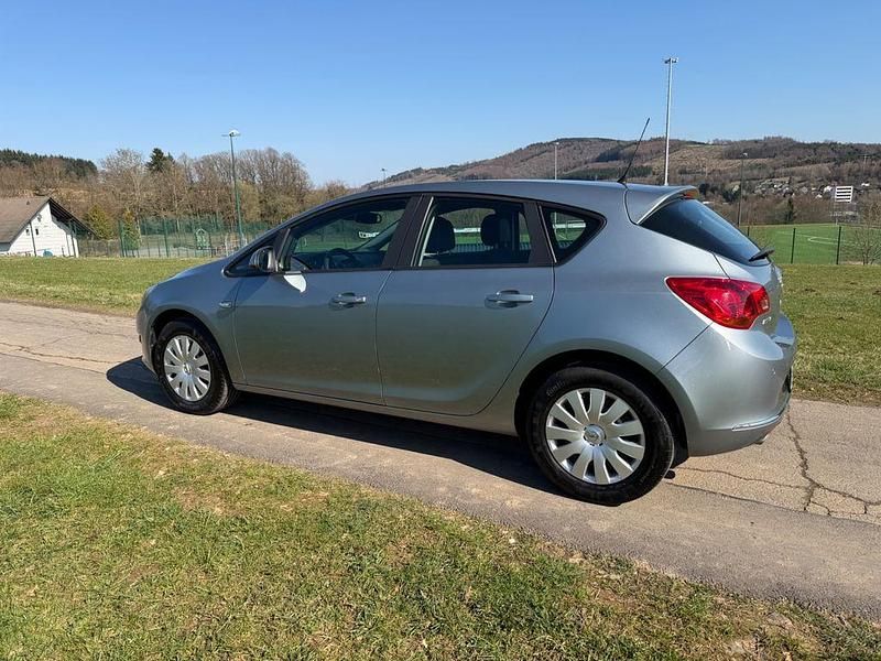 Gebraucht Opel Astra Edition 165 PS (121 kW) 2013 Silber Limousine