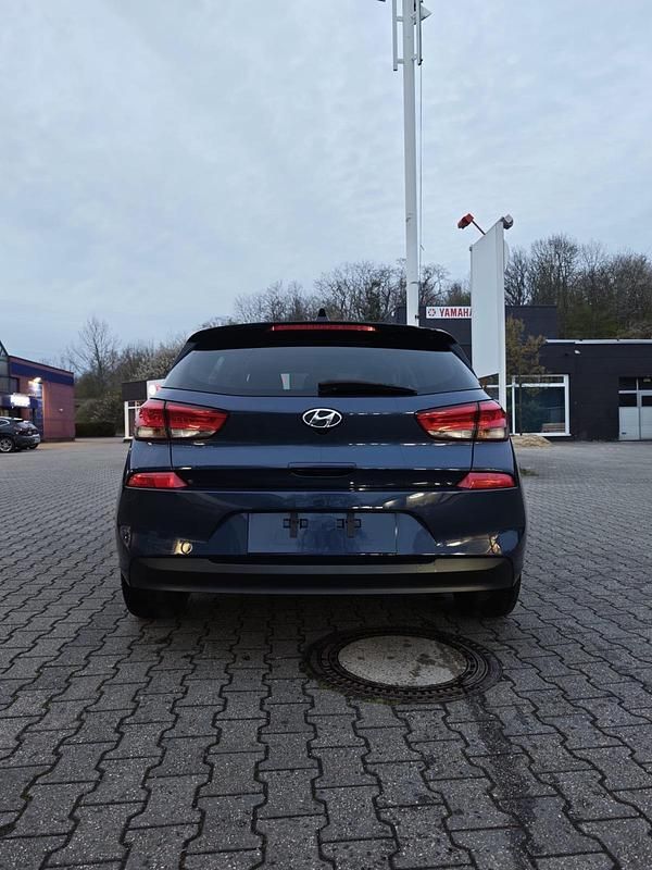 Gebraucht Hyundai i30 140 PS (102 kW) 2017 Blau Limousine