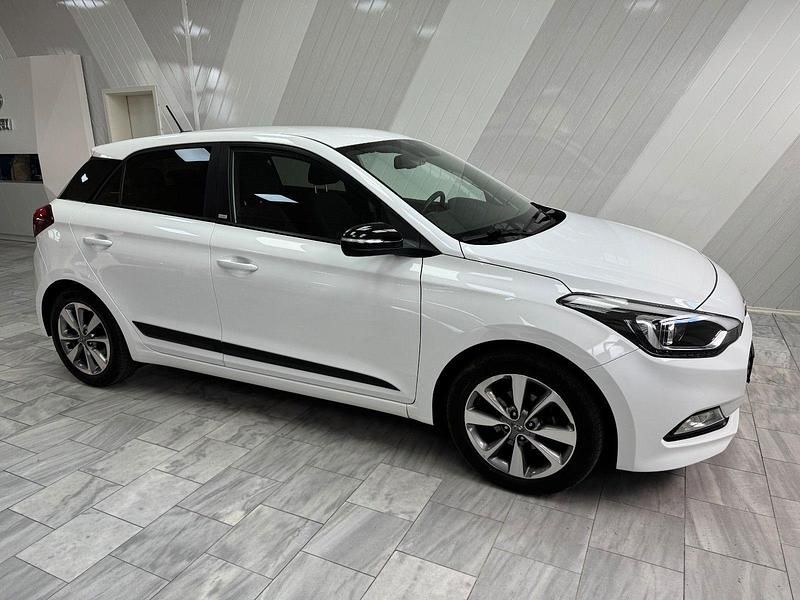 Weiß Gebraucht 2018 Hyundai i20 Passion Plus Kleinwagen | 10.950 € (Fairer Preis) - Bild 1/4