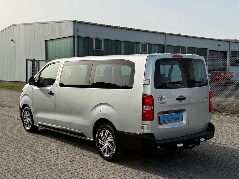 Gebraucht Toyota Proace Comfort 116 PS (85 kW) 2017 Silber Van / Kleinbus