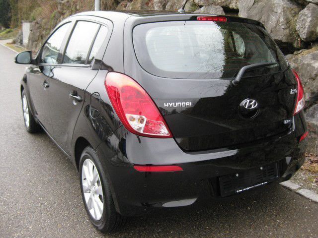 Gebraucht Hyundai i20 Style 75 PS (55 kW) 2014 Schwarz metallic Kleinwagen