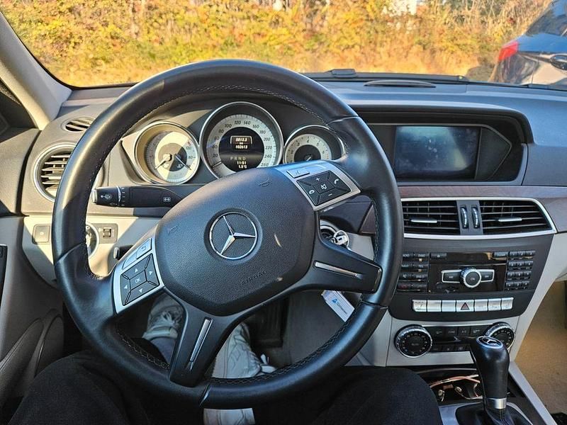 Grau Gebraucht 2013 Mercedes C180 Elegance Limousine | 12.990 € (Fairer Preis) - Bild 1/4