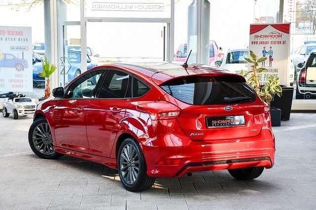 Gebraucht Ford Focus ST-Line 125 PS (91 kW) 2017 Rot Limousine
