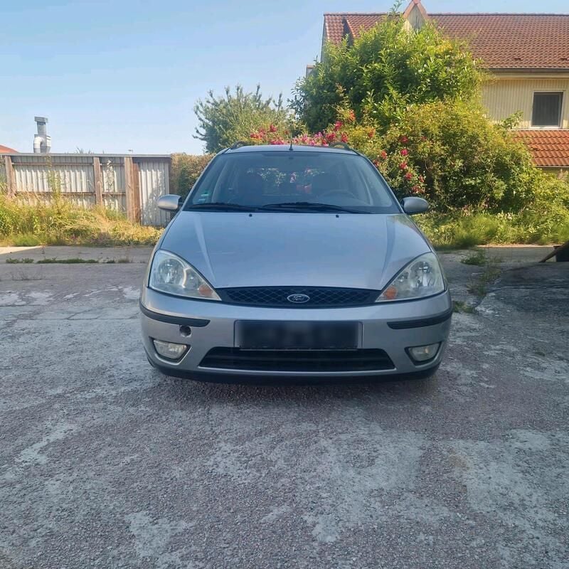 Grau Gebraucht 2004 Ford Focus Kombi | 800 € - Bild 1/4