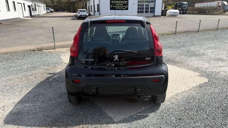 Gebraucht Peugeot 107 68 PS (50 kW) 2011 Schwarz Kleinwagen