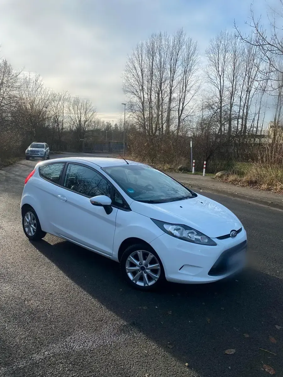Gebraucht Ford Fiesta 70 PS (51 kW) 2011 Weiß Kleinwagen