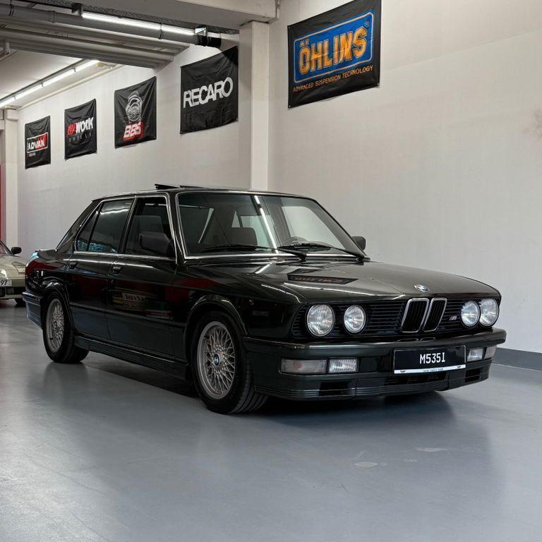 Grün Gebraucht 1986 BMW M535 Performance Limousine | 32.490 € - Bild 1/4