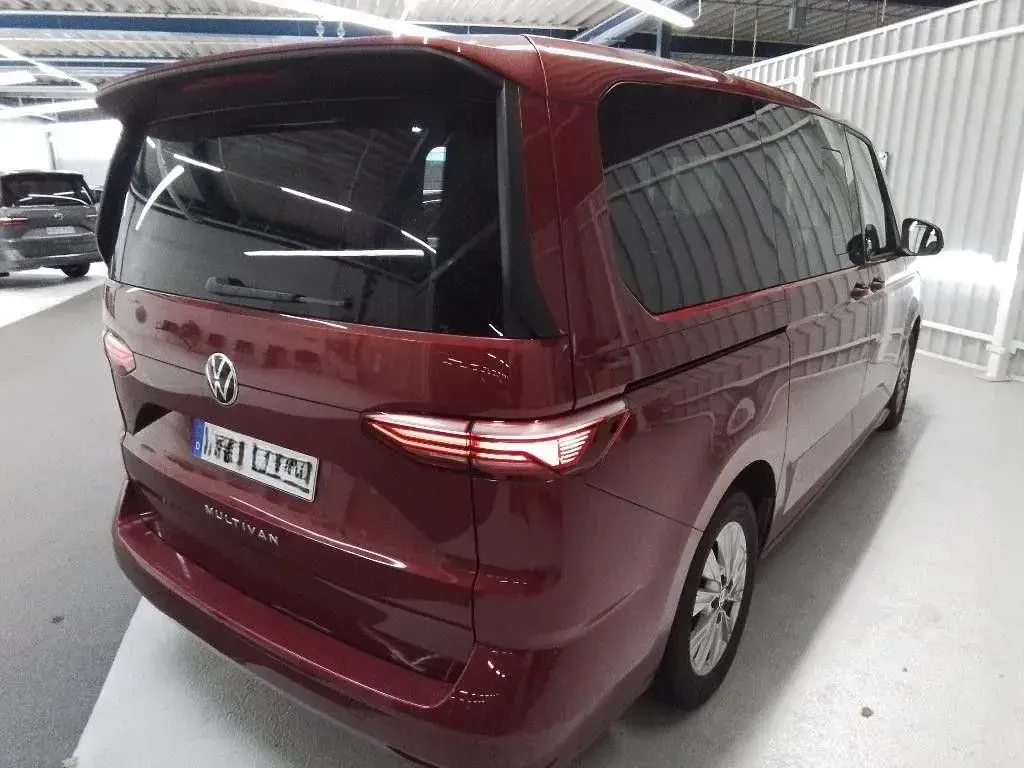 Gebraucht VW Multivan Basis 204 PS (150 kW) 2024 Rot Van / Kleinbus