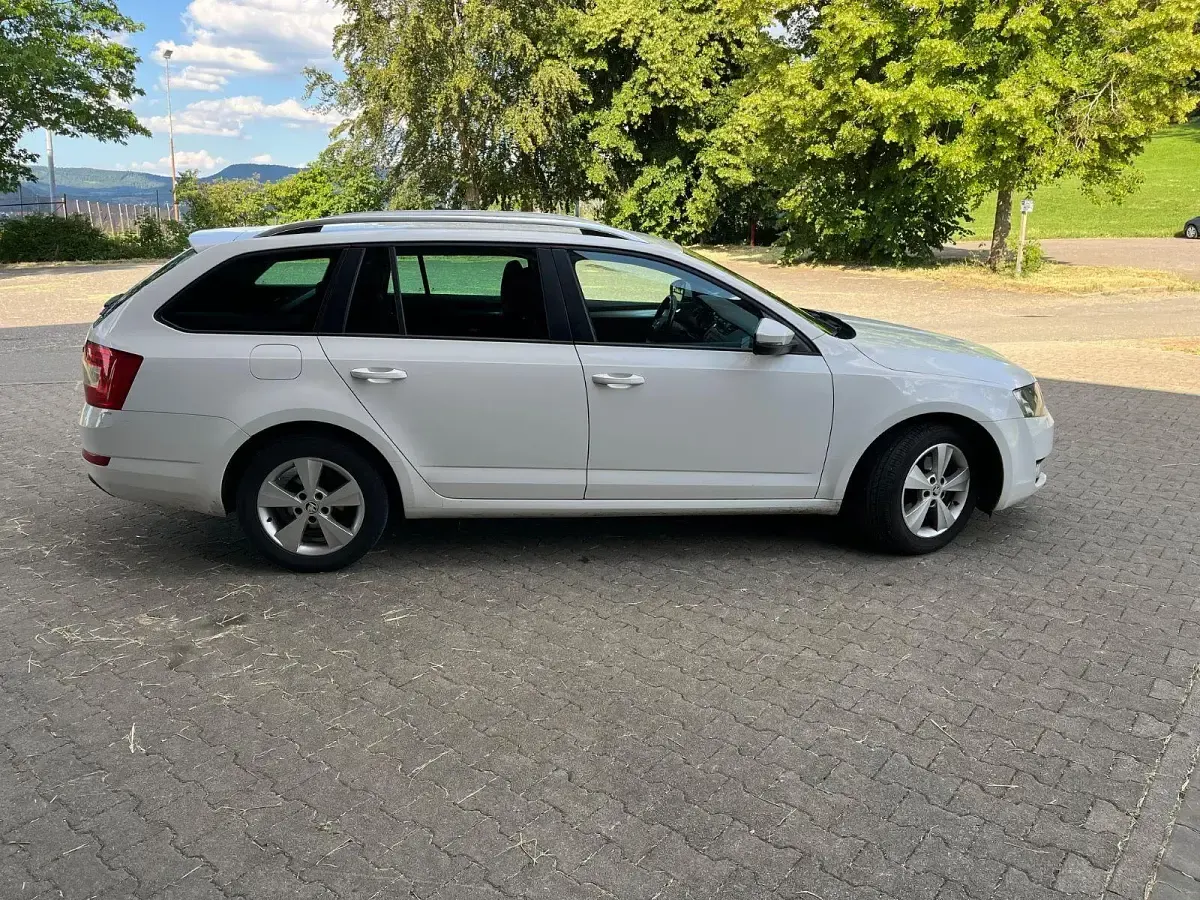 Gebraucht Skoda Octavia Elegance 105 PS (77 kW) 2014 Weiß Kombi