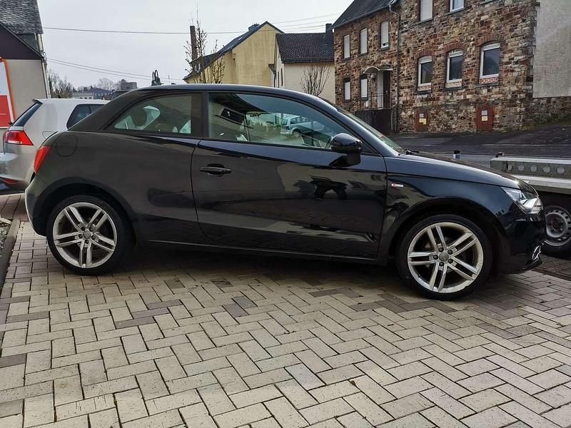 Gebraucht Audi A1 S-Line 86 PS (63 kW) 2011 Phantomschwarz perleffekt Kleinwagen
