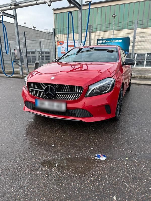 Gebraucht Mercedes A180 80 PS (58 kW) 2016 Rot Limousine