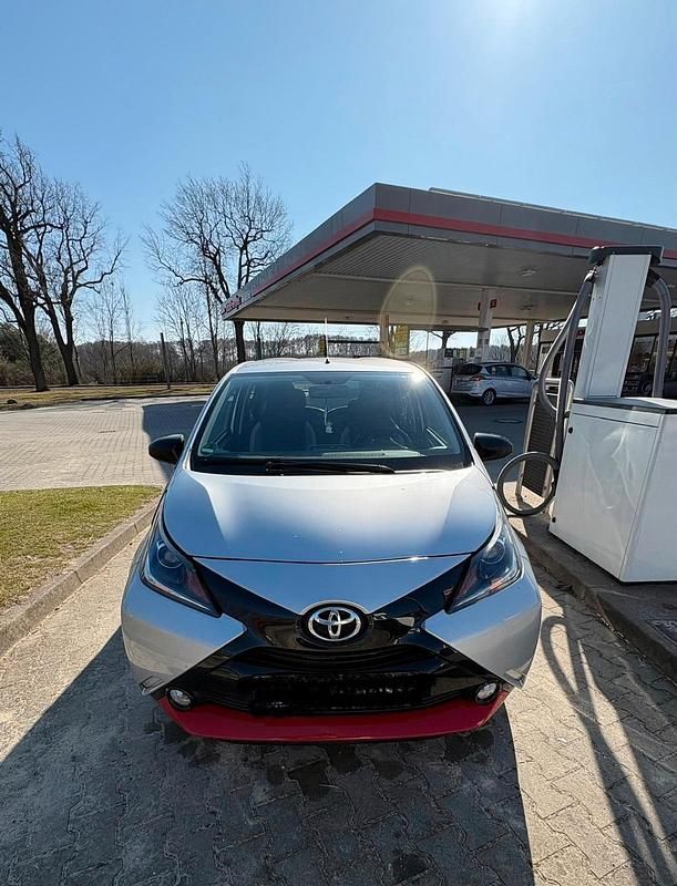 Gebraucht Toyota Aygo 69 PS (50 kW) 2018 Silber Kleinwagen