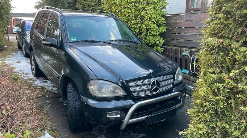 Schwarz Gebraucht 2003 Mercedes ML270 SUV | 2.000 € - Bild 1/4