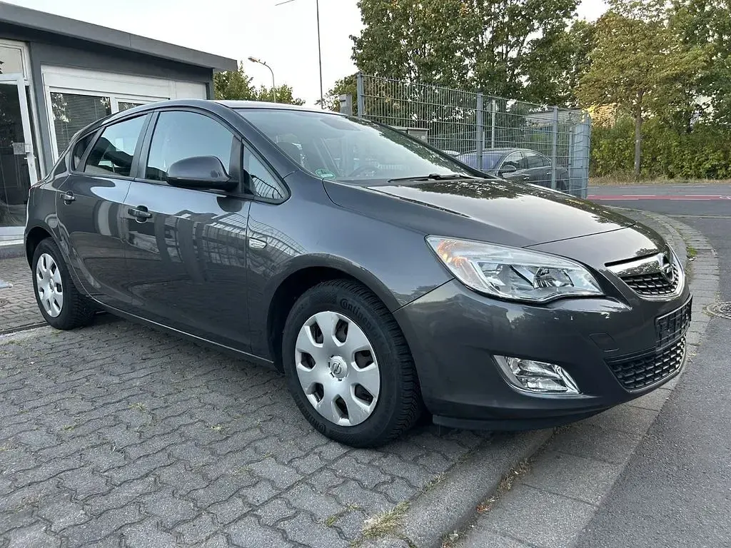 Gebraucht Opel Astra Edition 140 PS (102 kW) 2011 Grau Limousine
