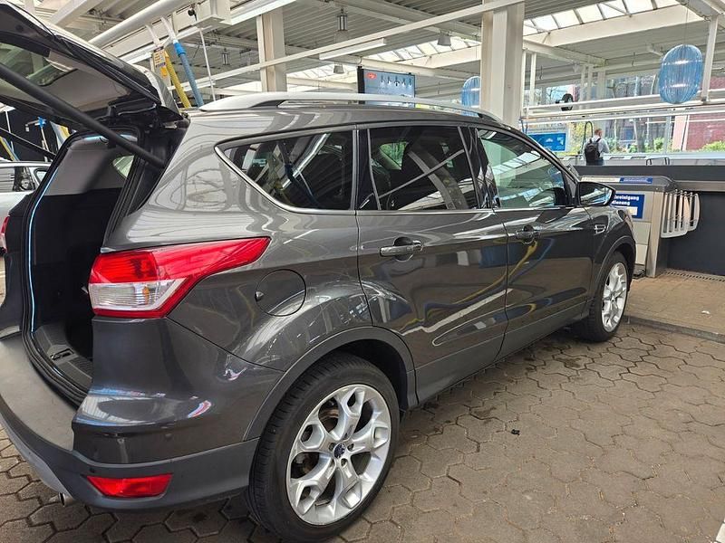 Gebraucht Ford Kuga Titanium 150 PS (110 kW) 2016 Grau SUV