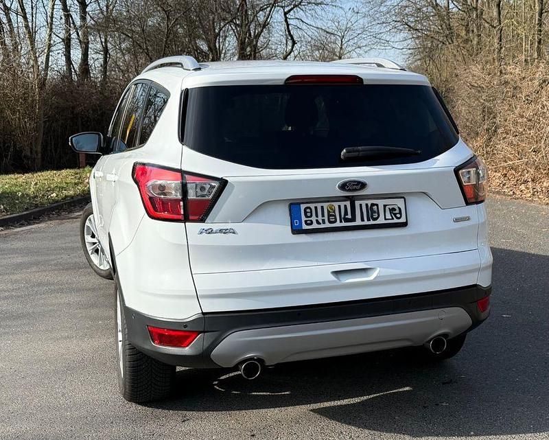 Gebraucht Ford Kuga Titanium 150 PS (110 kW) 2018 Weiß SUV