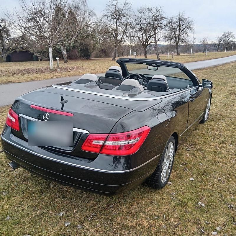 Gebraucht Mercedes E200 Elegance 184 PS (135 kW) 2011 Schwarz Cabrio
