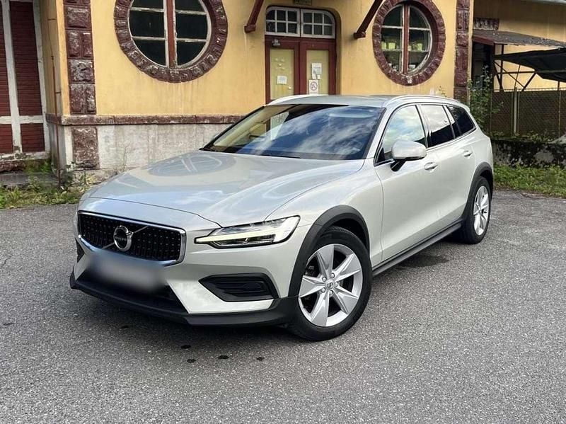 Grau Gebraucht 2019 Volvo V60 CC Kombi | 19.800 € (Superpreis) - Bild 1/4