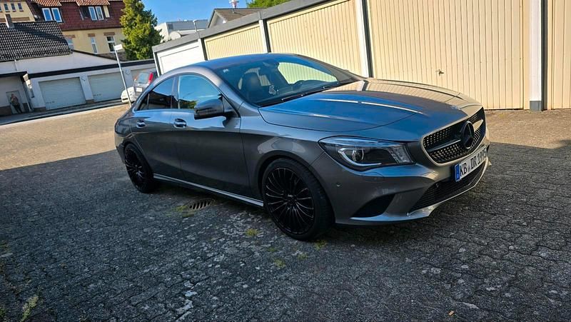 Grau Gebraucht 2014 Mercedes CLA200 Coupé | 14.399 € (Fairer Preis) - Bild 1/4