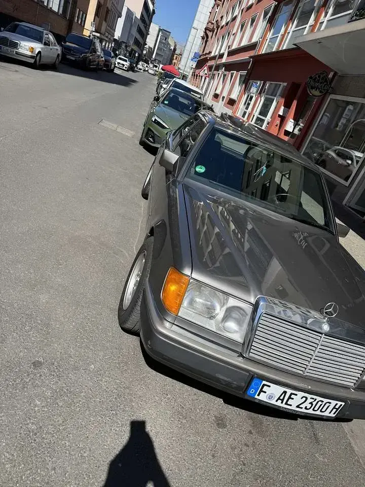 Gebraucht Mercedes E230 132 PS (97 kW) 1990 Grau Limousine
