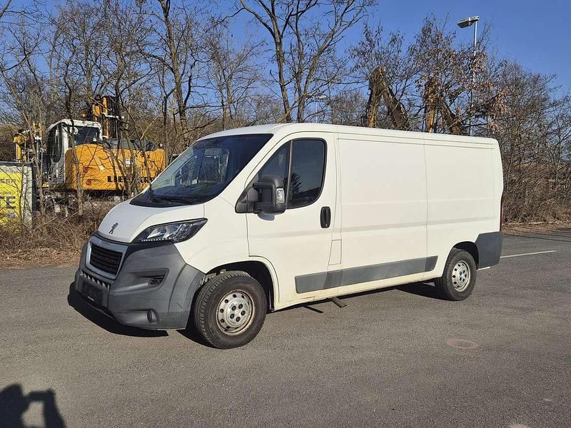 Gebraucht Peugeot Boxer Comfort plus 131 PS (96 kW) 2016 Lack weiss banquise/deckende Van