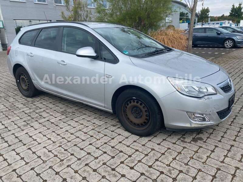 Silber Gebraucht 2011 Opel Astra Design Edition Kombi | 2.600 € (Guter Preis) - Bild 1/4