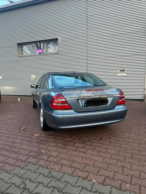 Gebraucht Mercedes E240 177 PS (130 kW) 2004 Blau Limousine