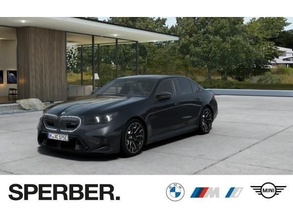 Grau (sophistograu brillanteffekt metallic) Neu 2025 BMW M5 Comfort Edition Limousine | 136.640 € (Superpreis) - Bild 1/4