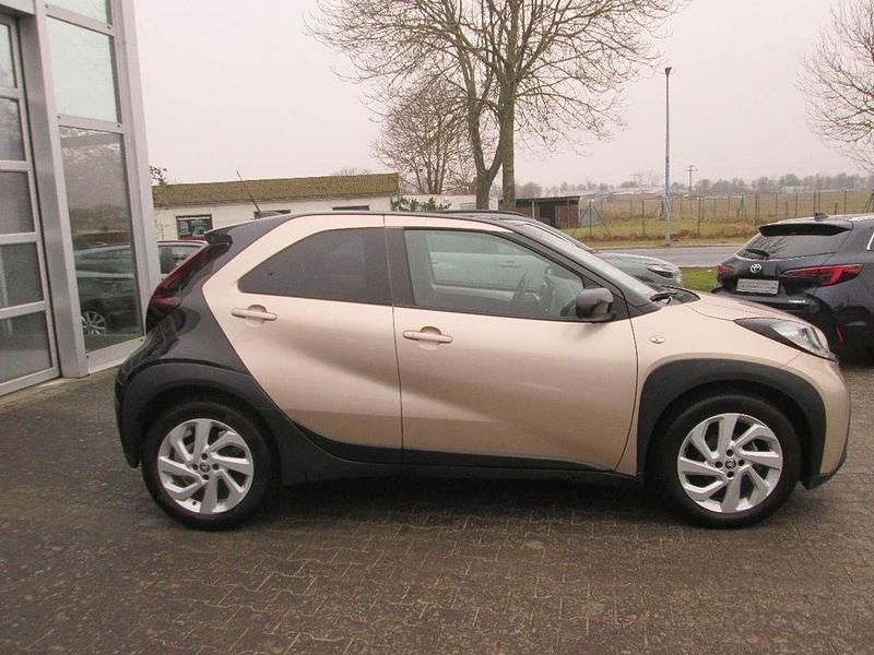 Gebraucht Toyota Aygo X Pulse 72 PS (52 kW) 2022 Ginger beige metallic/ night sky black SUV
