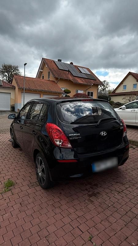 Gebraucht Hyundai i20 Edition 86 PS (63 kW) 2014 Schwarz Kleinwagen