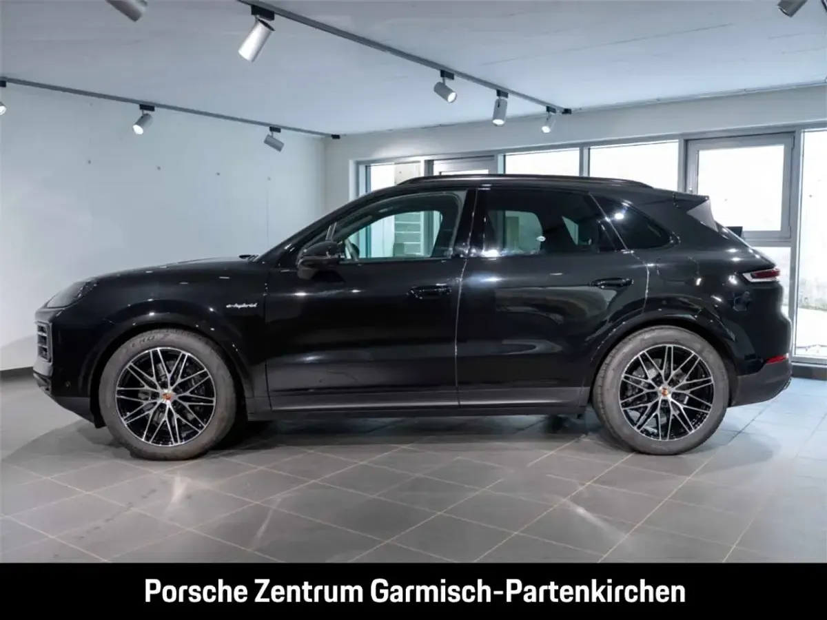 Gebraucht Porsche Cayenne 470 PS (345 kW) 2024 Chromitschwarzmetallic SUV