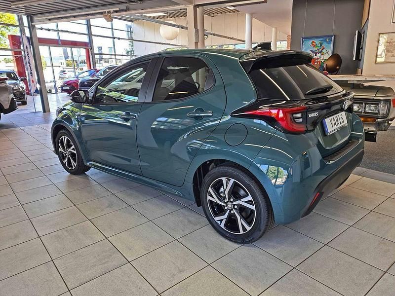 Neu Toyota Yaris Hybrid Comfort 92 PS (67 kW) 2025 Grün Limousine