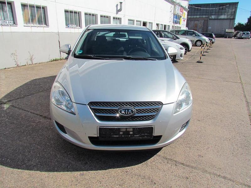 Silber Gebraucht 2008 Kia Ceed Limousine | 2.250 € (Fairer Preis) - Bild 1/4