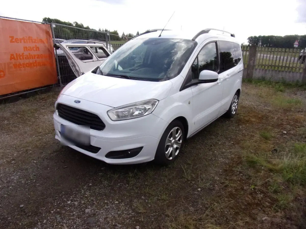 Gebraucht Ford Tourneo Courier Trend 101 PS (74 kW) 2016 Weiß Van / Kleinbus