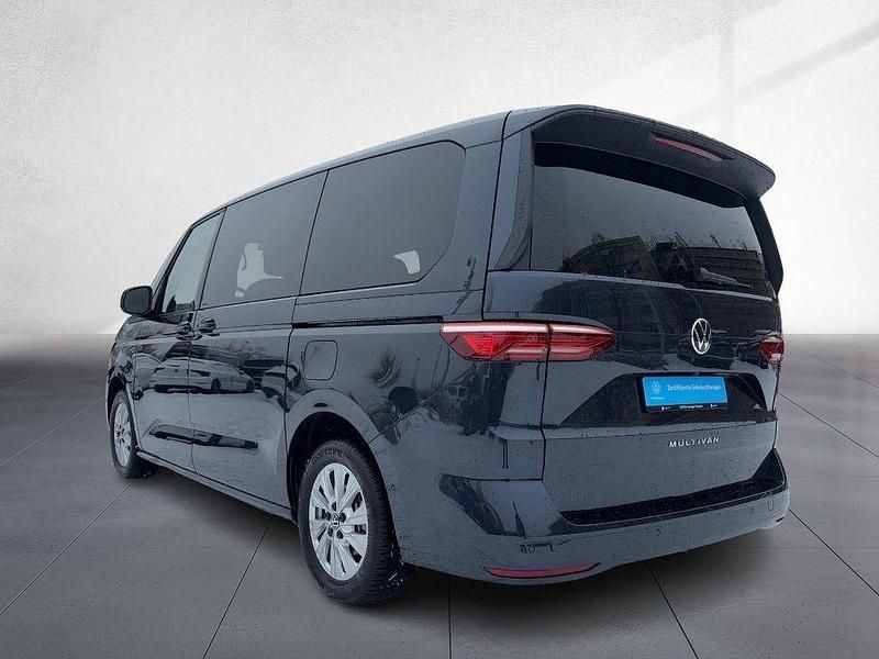 Gebraucht VW Multivan Life 150 PS (110 kW) 2024 Starlight blue metallic Van