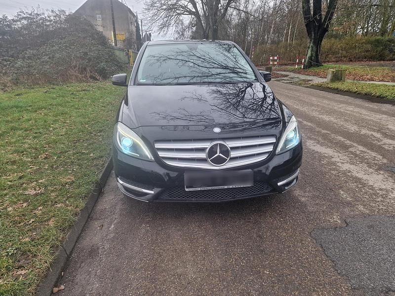 Gebraucht Mercedes B180 122 PS (89 kW) 2012 Schwarz Van / Kleinbus