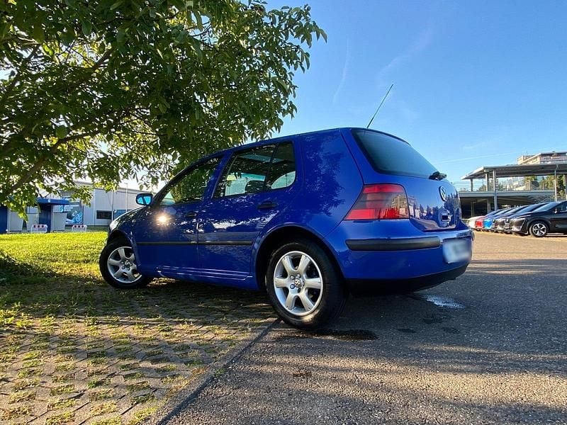 Second-hand VW Golf IV 105 CP (77 kW) 2000 Albastru Berlinǎ