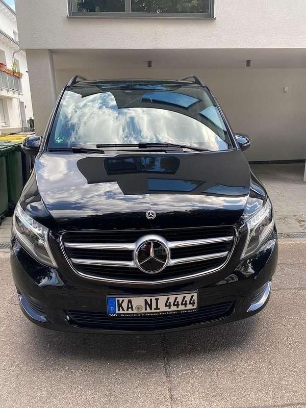 Schwarz Gebraucht 2017 Mercedes V220 Edition Van / Kleinbus | 35.900 € (Superpreis) - Bild 1/4